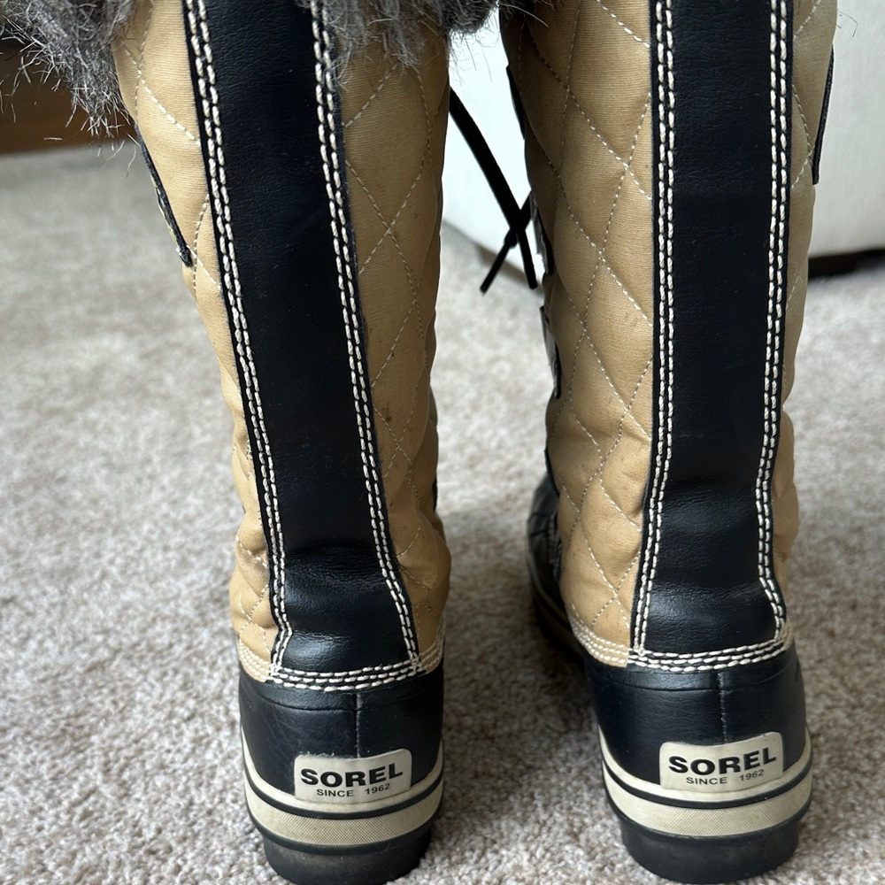 Sorel Quilted Tan and Black Fur-Trim Boots-size 8.5 - Picture 3 of 5